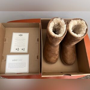 UGG Kids Classic Boot in Chestnut Size 11
